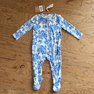 Dream Cottage Floral Angel Dear
2 Way Ruffle Sleeve Zipper Footie New With Tags